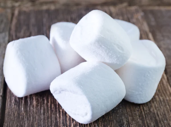 Marshmallows brancos na mesa de madeira — Fotografia de Stock