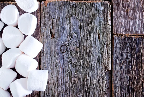 Marshmallows brancos na mesa de madeira — Fotografia de Stock