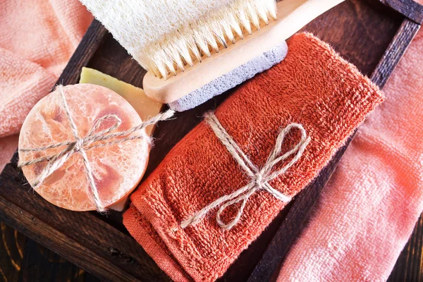 Чистые полотенца и ароматное мыло — стоковое фото