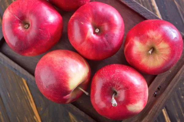 Frische rote Äpfel — Stockfoto