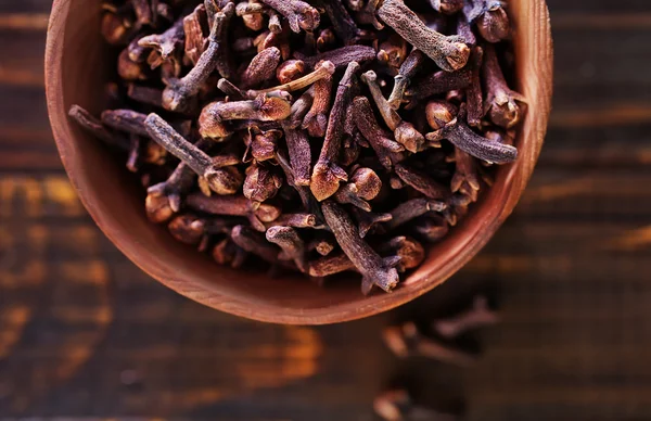 Cloves in wooden bowl — Stock Photo, Image