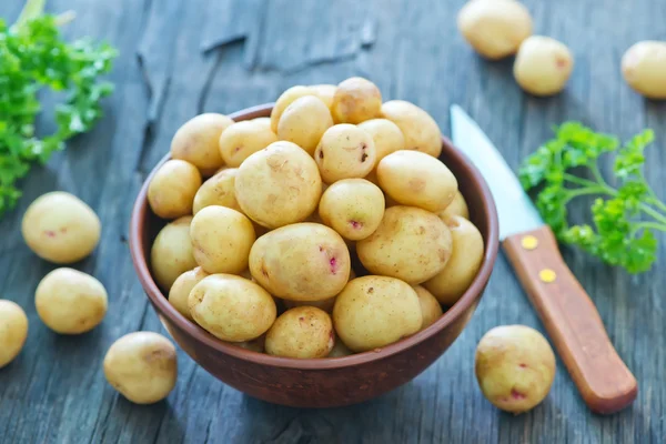 Raw potato in bowl — Stock Photo, Image