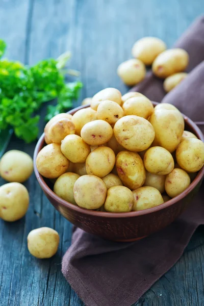 Cartofi cruzi în castron — Fotografie, imagine de stoc