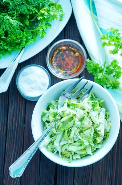Salada de repolho em tigela — Fotografia de Stock