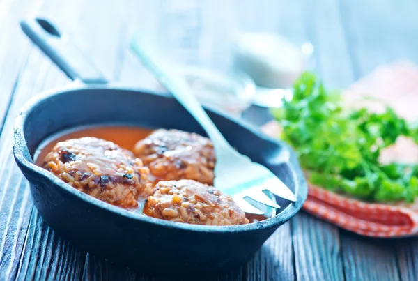 Boulettes de viande avec sauce tomate et épices — Photo