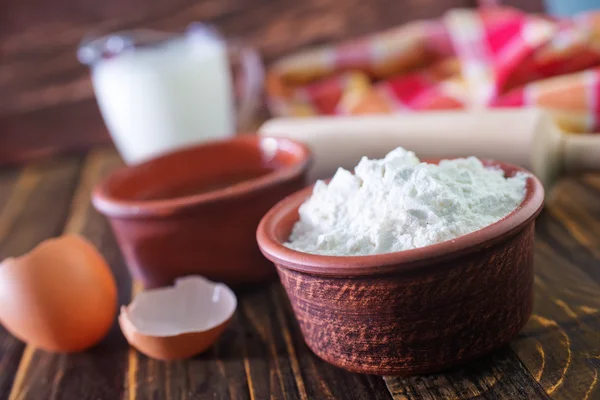 Ingredientes de massa de farinha na mesa — Fotografia de Stock