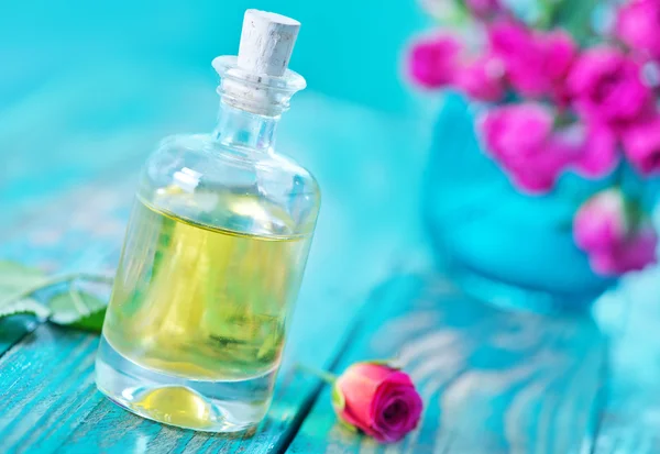 Růžový olej ve skleněné lahvi — Stock fotografie