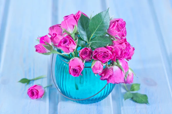 Ramo de rosas rosadas en un jarrón de vidrio — Foto de Stock