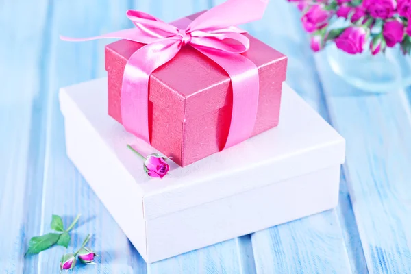 Box for present and flowers — Stock Photo, Image