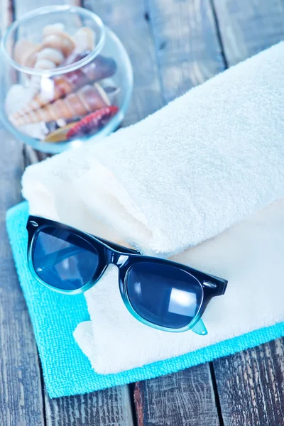 Sonnenbrille und Flip Flops — Stockfoto