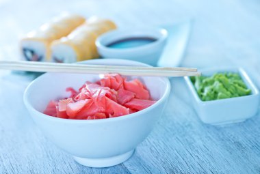 Suşi ve zencefil masada