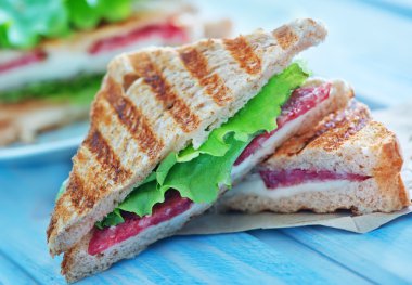 Peynirli ve jambonlu sandviç.