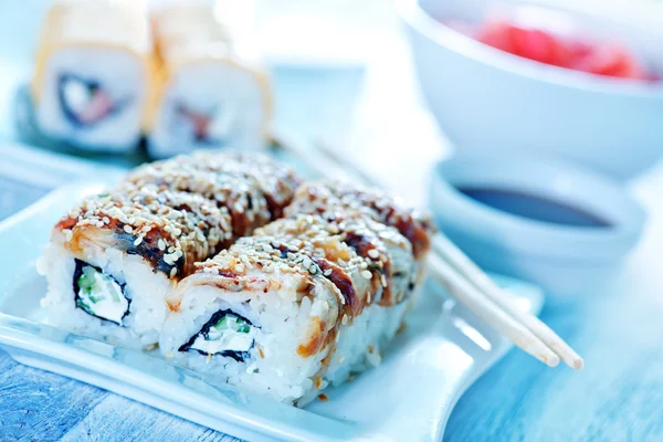 Sushi en gember op tafel — Stockfoto
