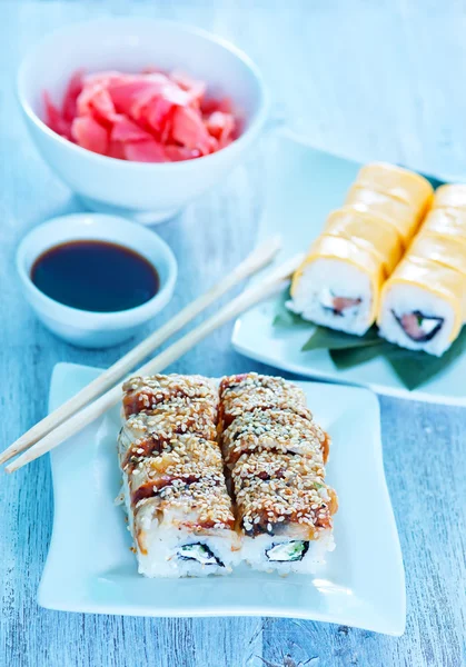 Sushi e zenzero sul tavolo — Foto Stock