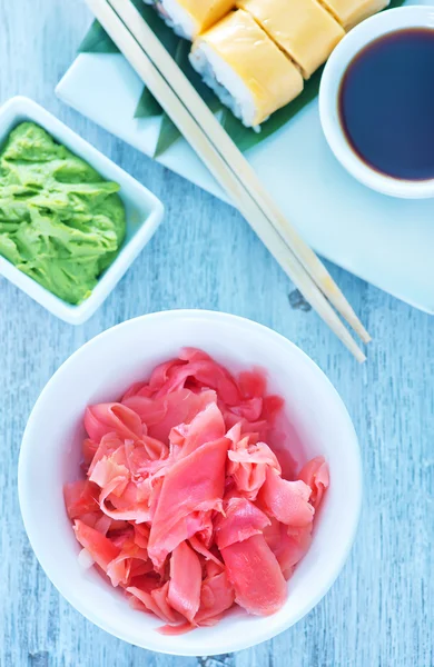 Sushi i imbir na stole — Zdjęcie stockowe