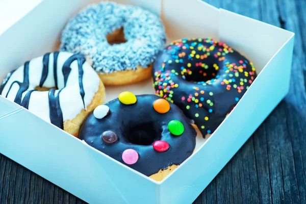 Donuts in weißer Schachtel — Stockfoto