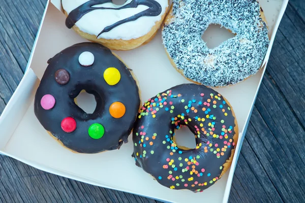 Donuts in witte doos — Stockfoto