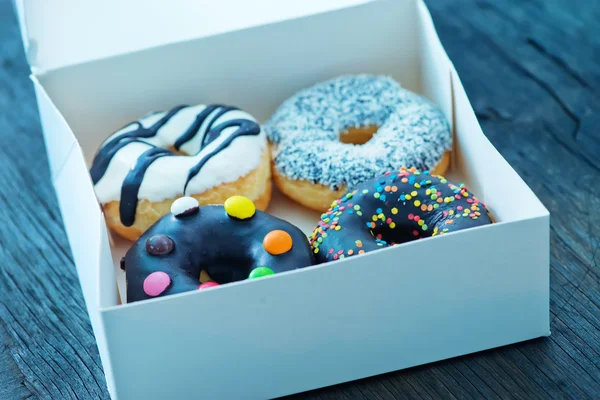 Donuts in weißer Schachtel — Stockfoto