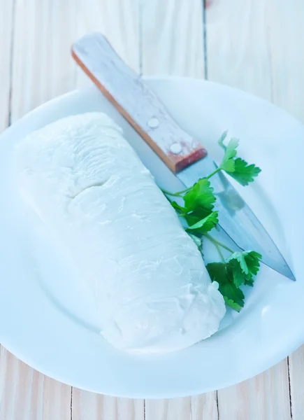Beyaz plaka üzerinde mozzarella — Stok fotoğraf