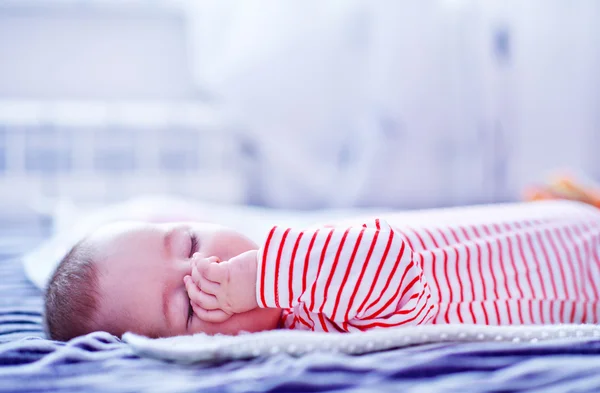 Pequeño bebé en la cama — Foto de Stock