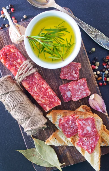 Salame e torradas no tabuleiro — Fotografia de Stock