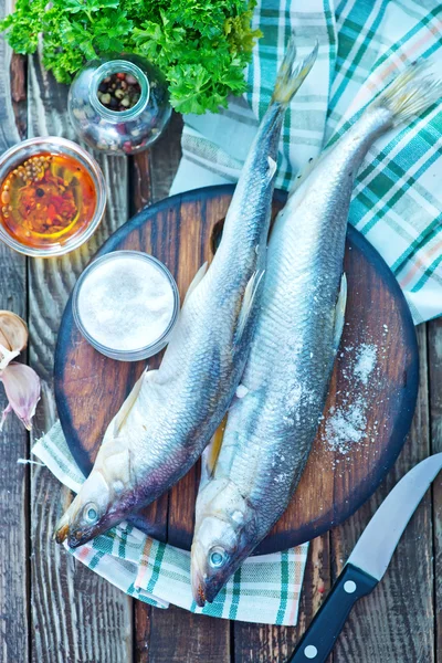 Pesce fresco su tavola di legno — Foto Stock