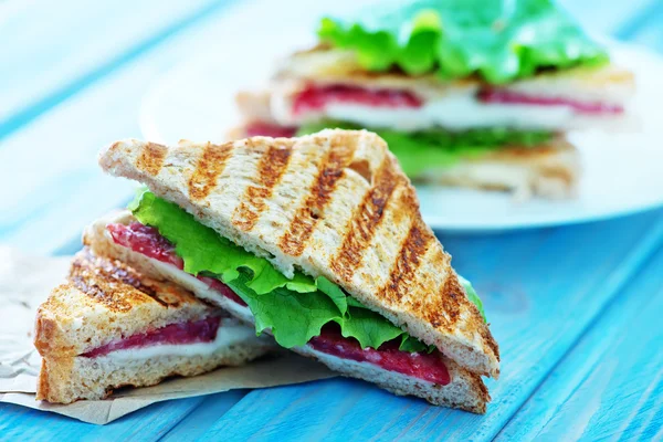 Peynirli ve jambonlu sandviç.