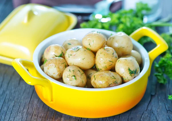 Kokt potatis i skål — Stockfoto