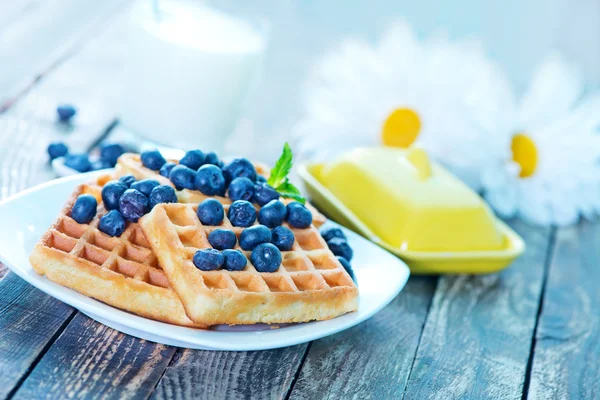 Waffel mit Blaubeere auf Teller — Stockfoto