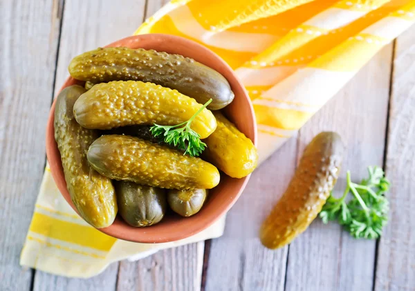 Pickled cucumbers in bowl — Stock Photo, Image