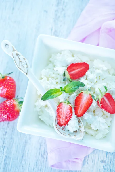 Cottage with strawberry in the bowl — Stock Photo, Image