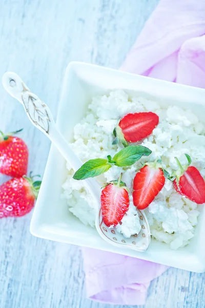 Cabaña con fresa en el tazón — Foto de Stock