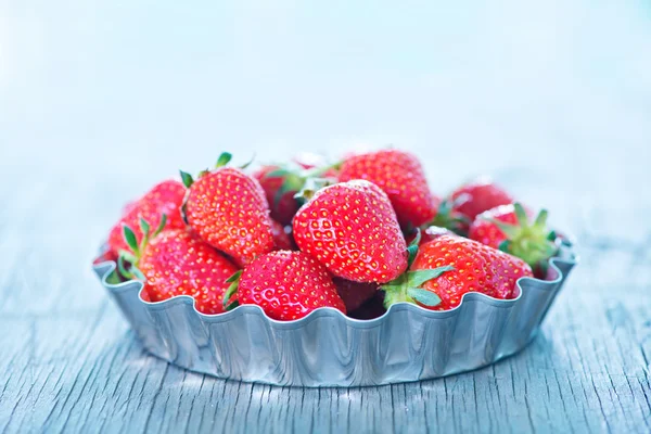 Frische Erdbeere auf dem Tisch — Stockfoto