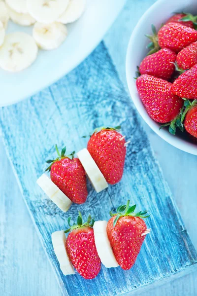 Frische Erdbeeren und frische Bananen — Stockfoto