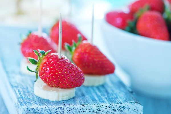 Frische Erdbeeren und frische Bananen — Stockfoto