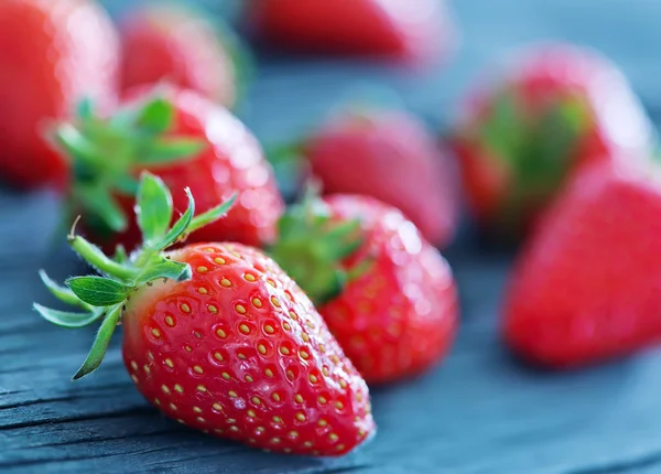 Frische Erdbeere auf dem Tisch — Stockfoto