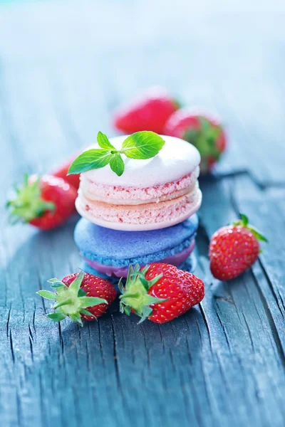 Macarrones de fresa y bayas frescas — Foto de Stock