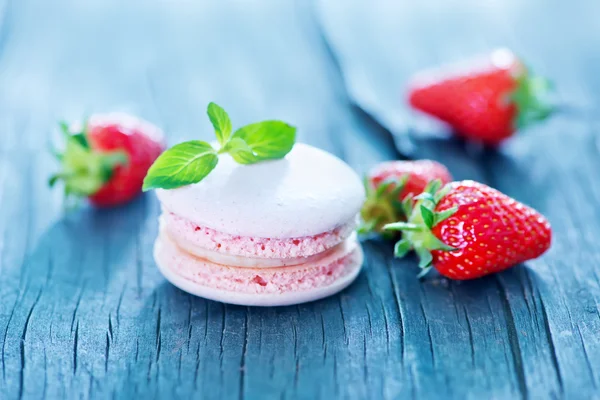 Strawberry macaroons and fresh berries — Stock Photo, Image