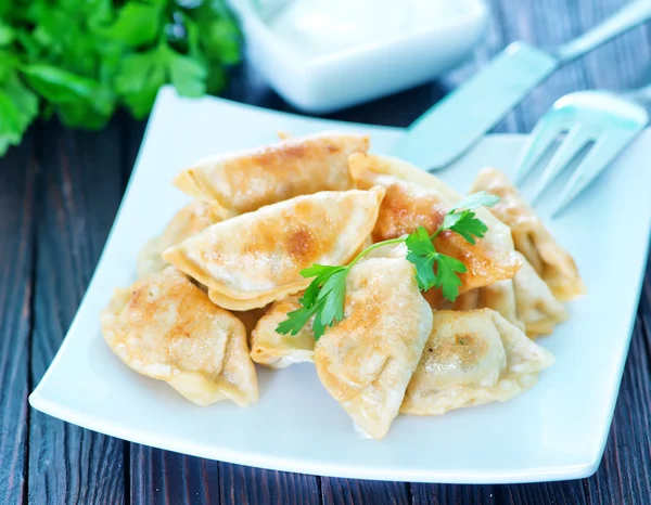 Stegte dumplings på den hvide plade - Stock-foto