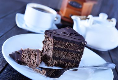 Beyaz tabakta çikolatalı pasta.