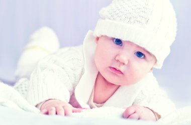 Bebek beyaz örme kostüm