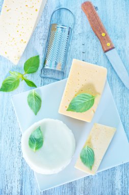 peynir ve fesleğen plaka üzerinde