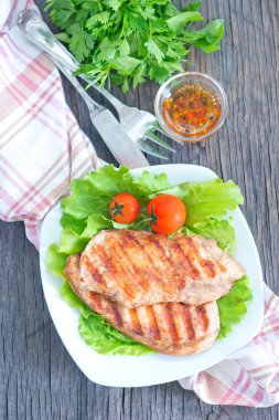Kızarmış tavuk ve salata