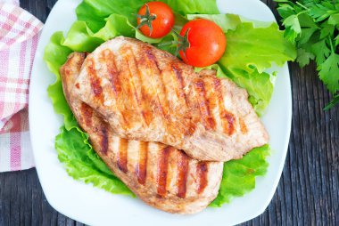 Kızarmış tavuk ve salata