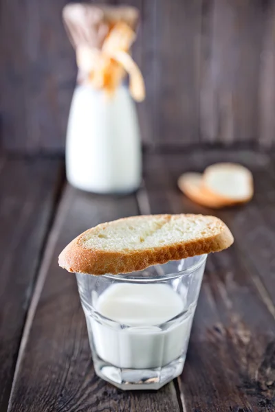 Friss tejet a pohár — Stock Fotó