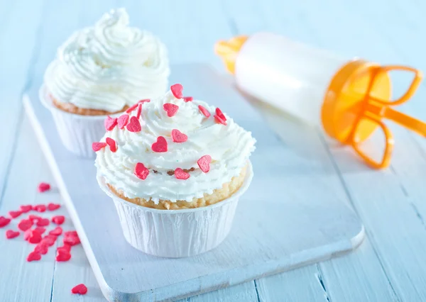 Muffins with white cream — Stock Photo, Image