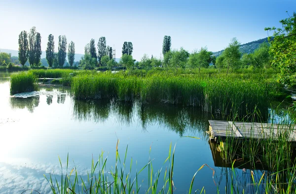 Jarní jezero na Krymu — Stock fotografie