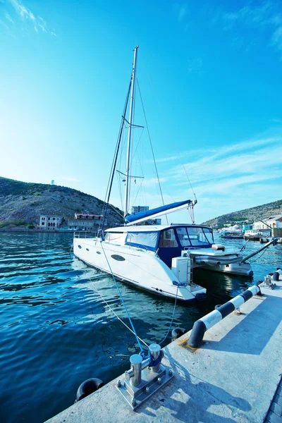 Barche e yacht in porto — Foto Stock