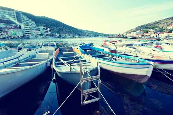 Boote und Yachten im Hafen — Stockfoto
