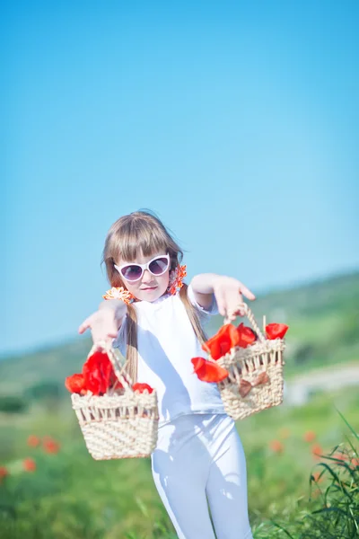 Menina no campo de papoula — Fotografia de Stock